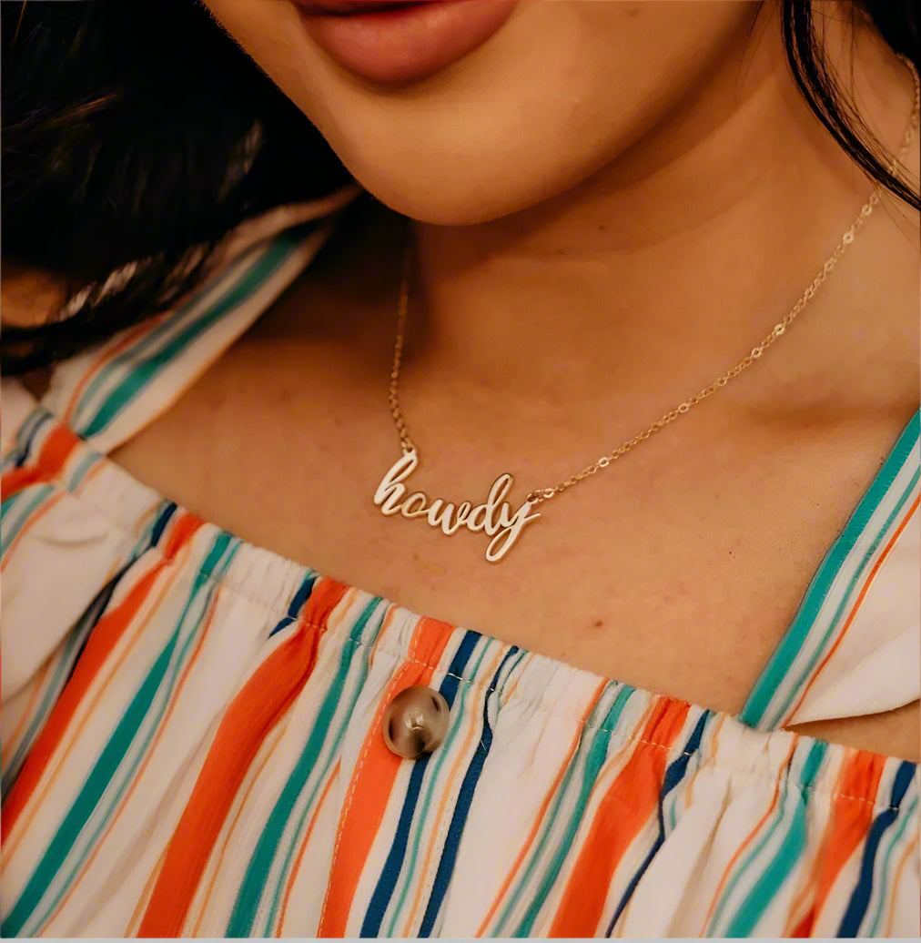 Necklace with 'howdy' pendant 